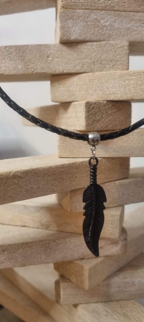 Collier homme cuir rond tressé noir et plume noire