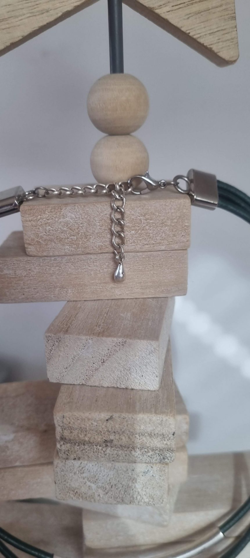 Collier femme cuir rond 3mm vert et tubes argentés