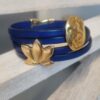 Bracelet femme double tour cuir bleu, passants ovale et fleur de lotus dorés