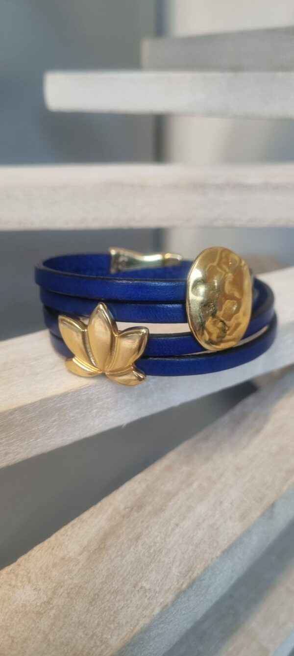 Bracelet femme double tour cuir bleu, passants ovale et fleur de lotus dorés