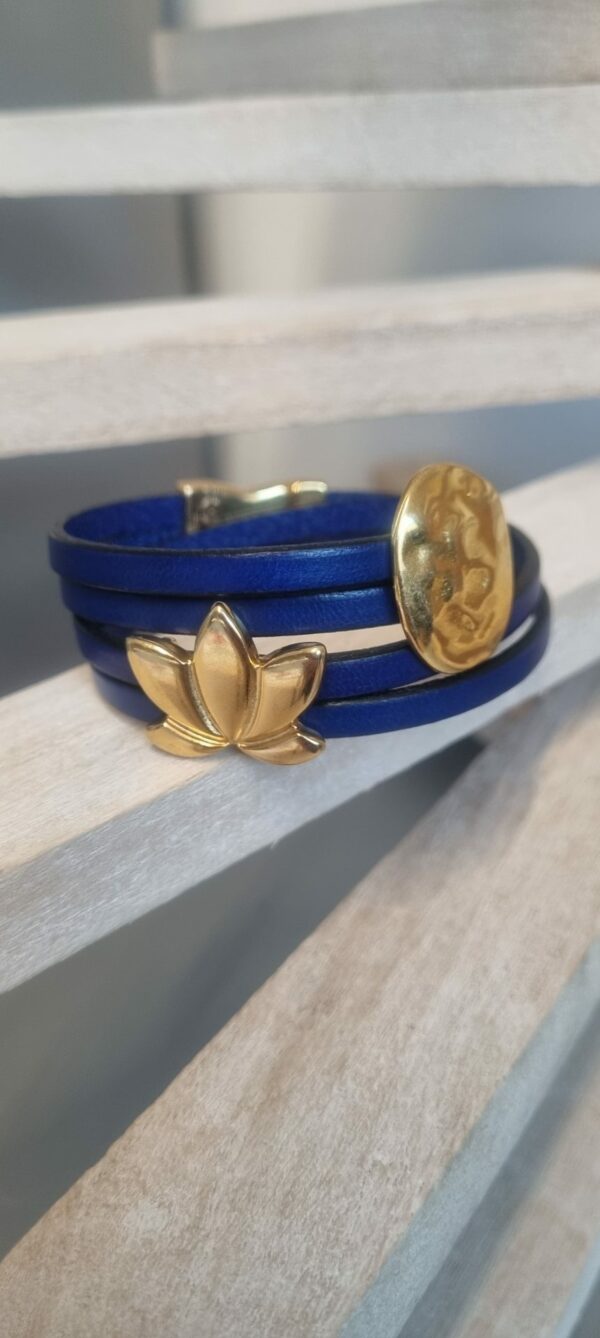 Bracelet femme double tour cuir bleu, passants ovale et fleur de lotus dorés