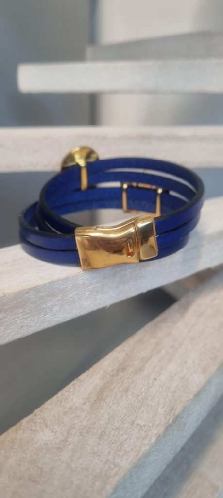 Bracelet femme double tour cuir bleu, passants ovale et fleur de lotus dorés
