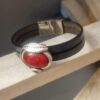 Bracelet femme en cuir gris et passant argenté et rouge