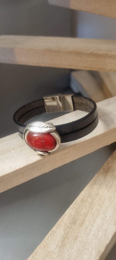 Bracelet femme en cuir gris et passant argenté et rouge