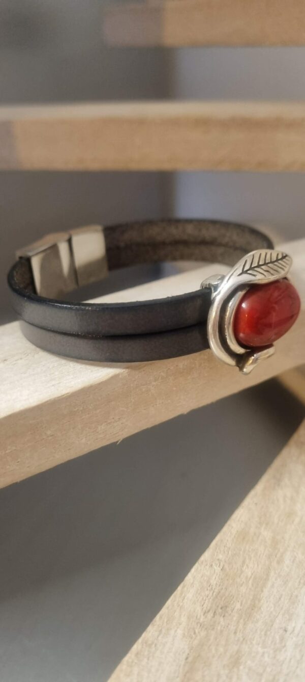 Bracelet femme en cuir gris et passant argenté et rouge