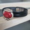 Bracelet femme en cuir noir et passant argenté et rouge