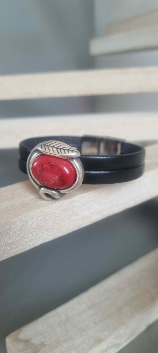 Bracelet femme en cuir noir et passant argenté et rouge
