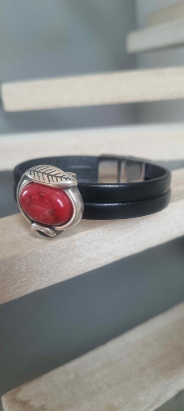 Bracelet femme en cuir noir et passant argenté et rouge