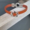 Bracelet enfant, ado en cuir plat orange et fleur argentée