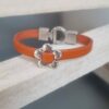 Bracelet enfant, ado en cuir plat orange et fleur argentée