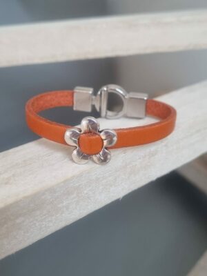Bracelet enfant, ado en cuir plat orange et fleur argentée