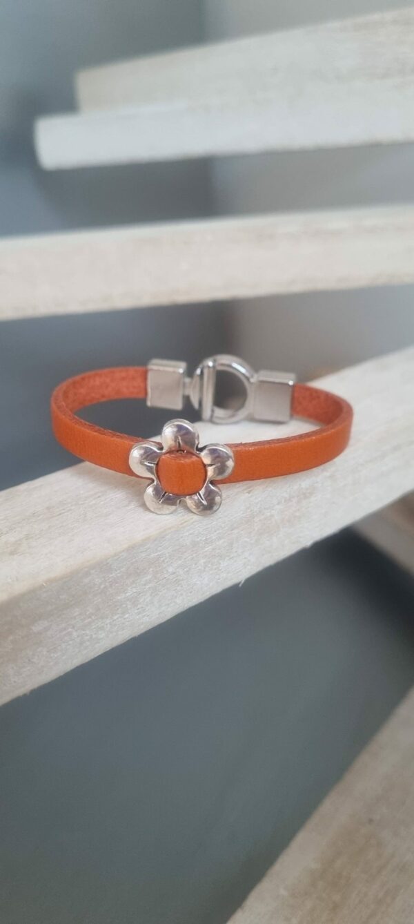 Bracelet enfant, ado en cuir plat orange et fleur argentée