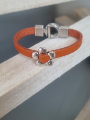 Bracelet enfant, ado en cuir plat orange et fleur argentée