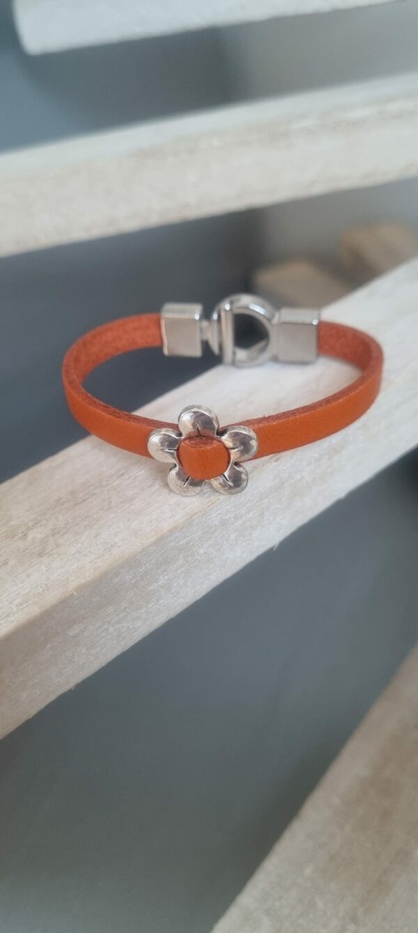 Bracelet enfant, ado en cuir plat orange et fleur argentée