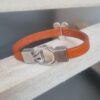 Bracelet enfant, ado en cuir plat orange et fleur argentée