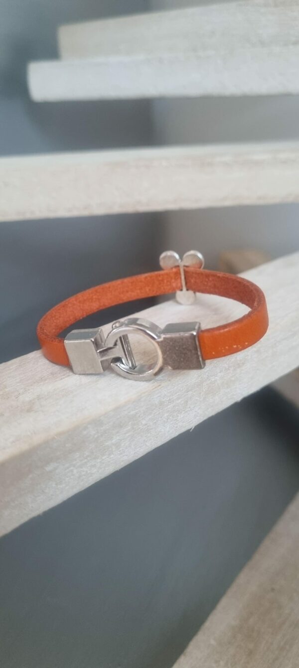 Bracelet enfant, ado en cuir plat orange et fleur argentée