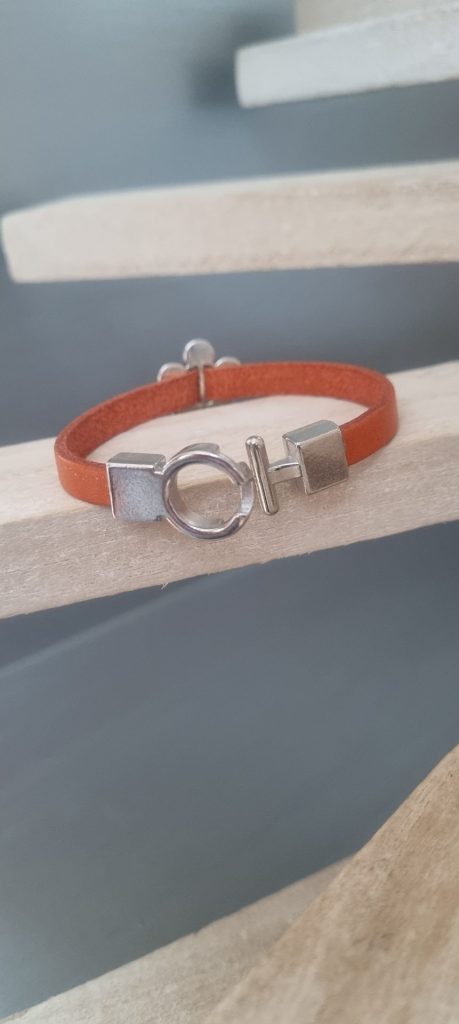 Bracelet enfant, ado en cuir plat orange et fleur argentée
