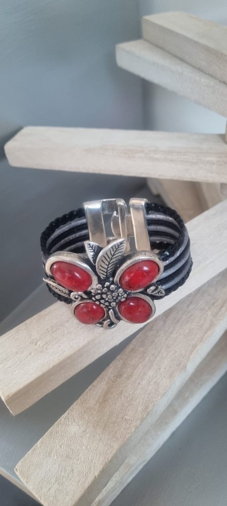 Manchette femme noire et grise et fleur rouge en zamak argenté