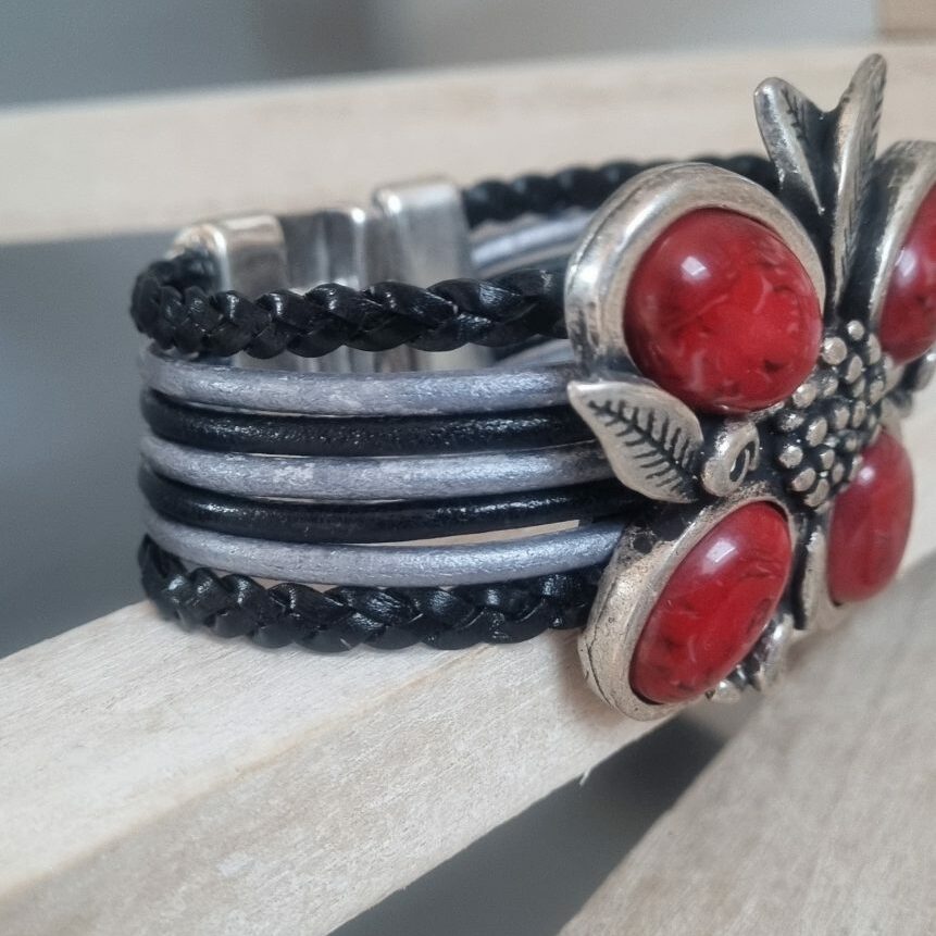 Manchette femme noire et grise et fleur rouge en zamak argenté
