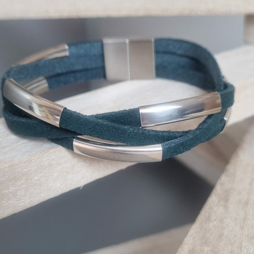 Bracelet mixte en cuirs daim vert et tubes argentés