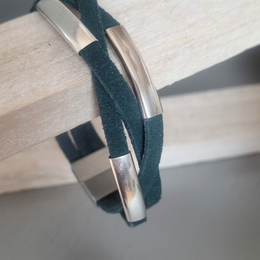 Bracelet mixte en cuirs daim vert et tubes argentés