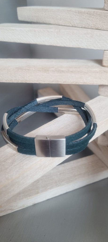 Bracelet mixte en cuirs daim vert et tubes argentés