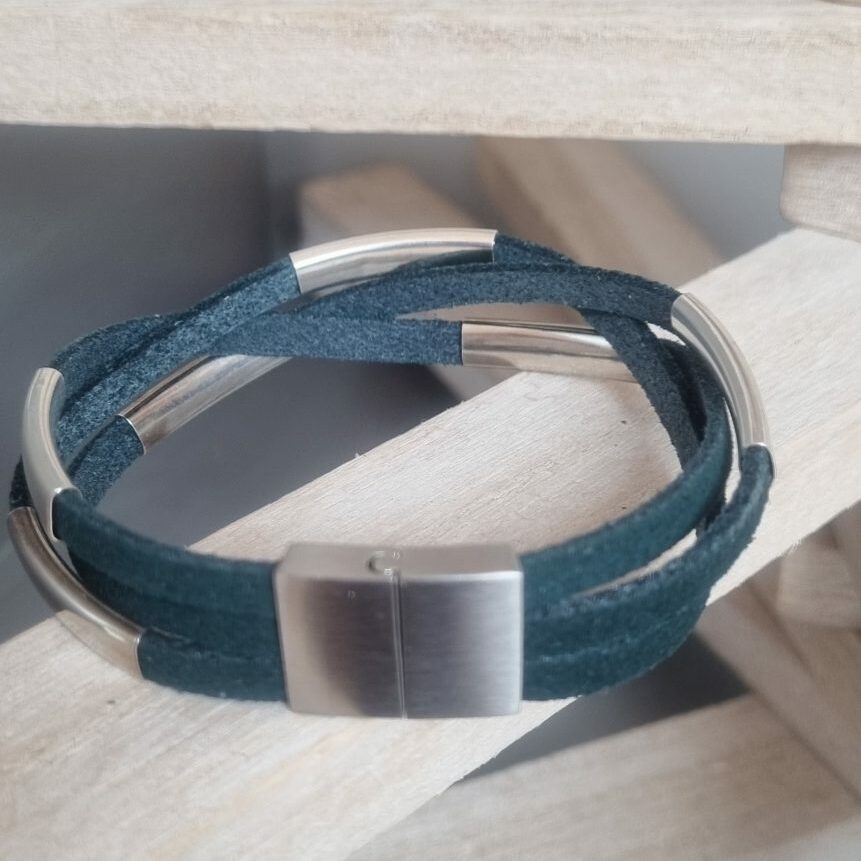 Bracelet mixte en cuirs daim vert et tubes argentés