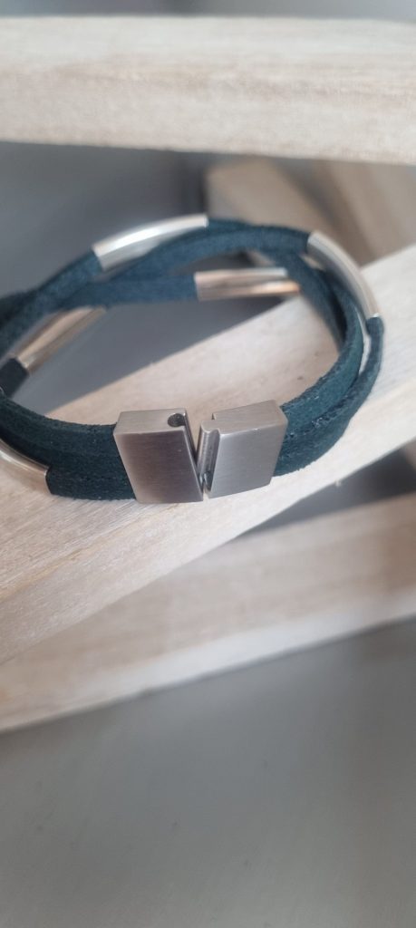 Bracelet mixte en cuirs daim vert et tubes argentés