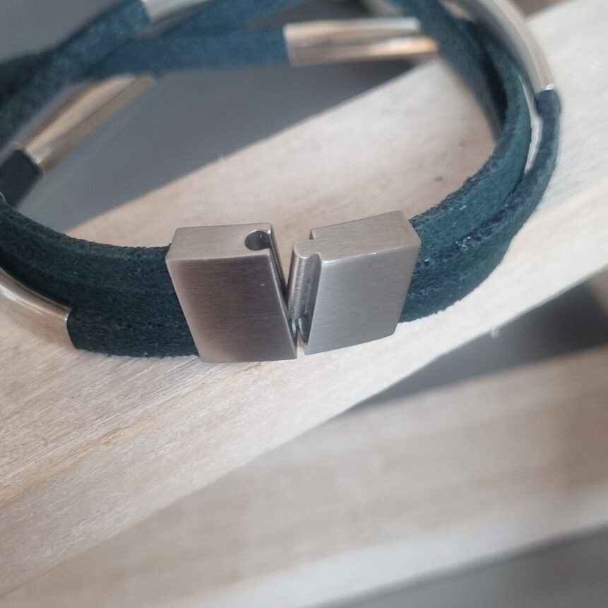 Bracelet mixte en cuirs daim vert et tubes argentés