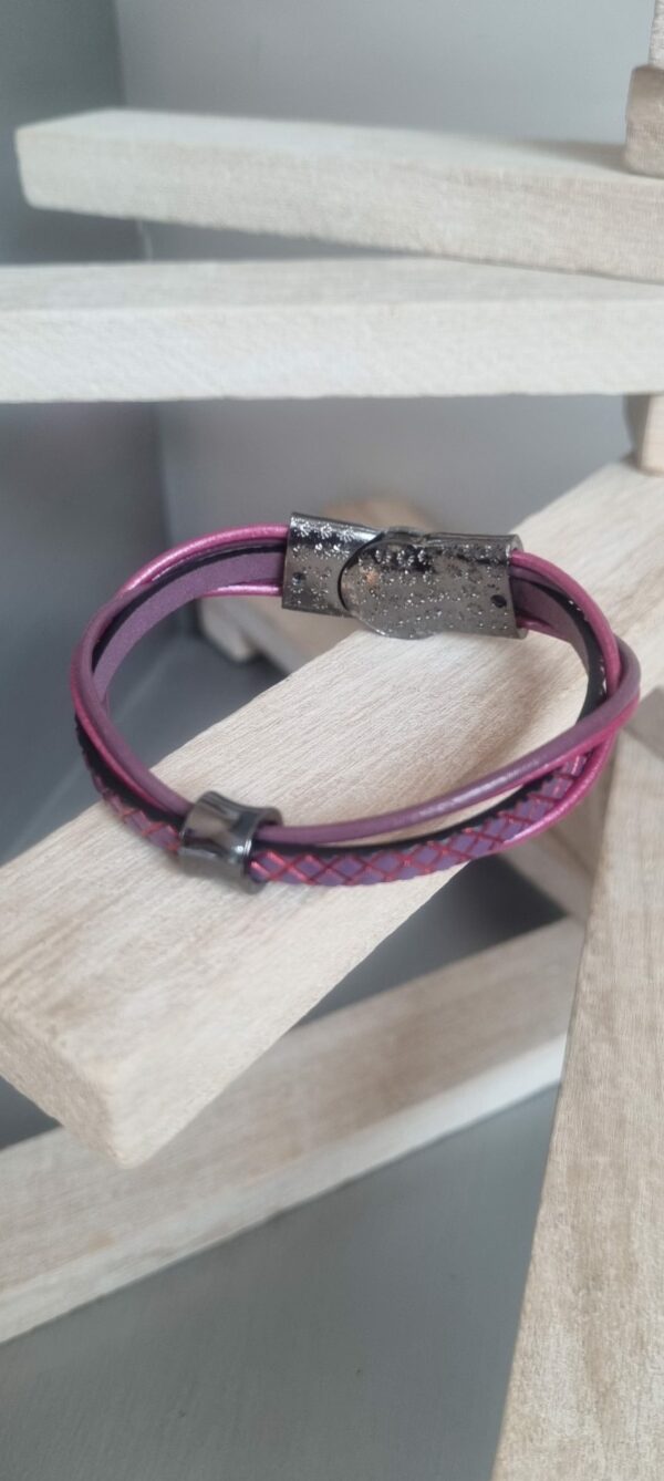 Bracelet femme en cuir rond et plat, rose et violet, perle noire