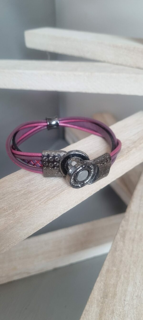 Bracelet femme en cuir rond et plat, rose et violet, perle noire