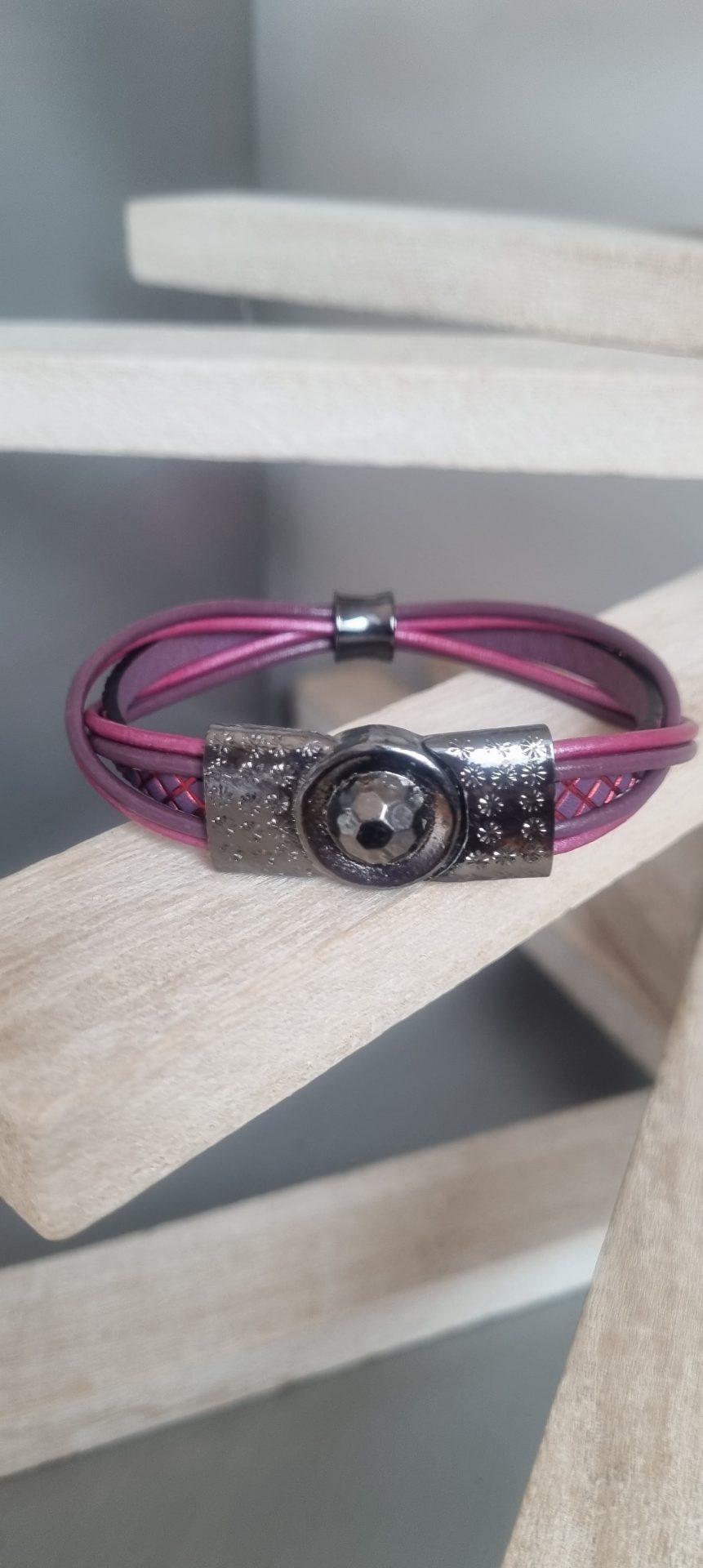 Bracelet femme en cuir rond et plat, rose et violet, perle noire