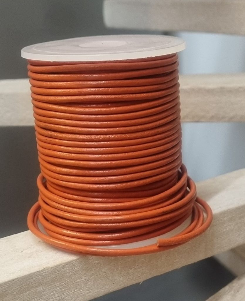 Bracelet en cuir rond 2mm (coloris au choix) et tubes dorés