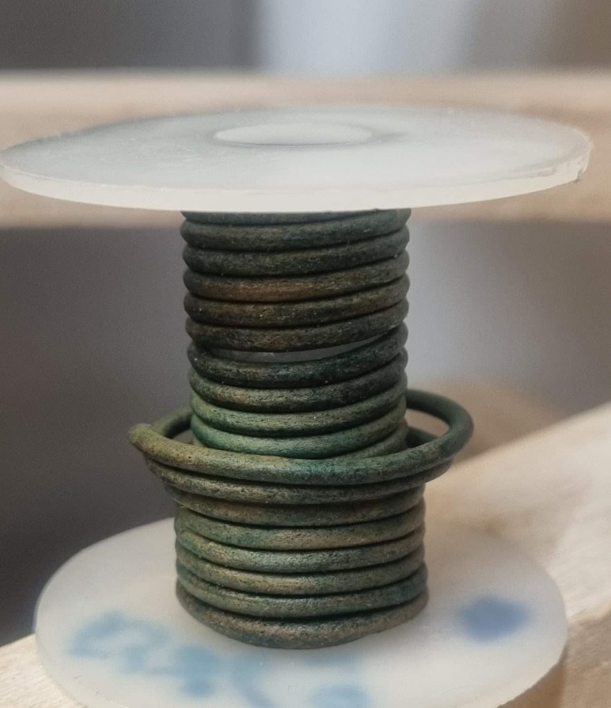 Bracelet en cuir rond 2mm (coloris au choix) et tubes dorés