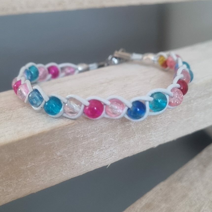 Bracelet enfant perles verre et cuir rond