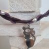 Collier ras du cou tressé violet et pendentif chat