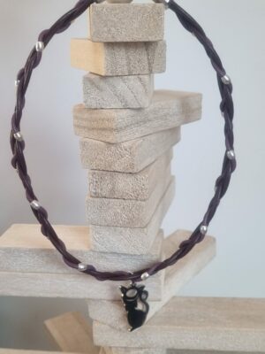 Collier ras du cou tressé violet et pendentif chat