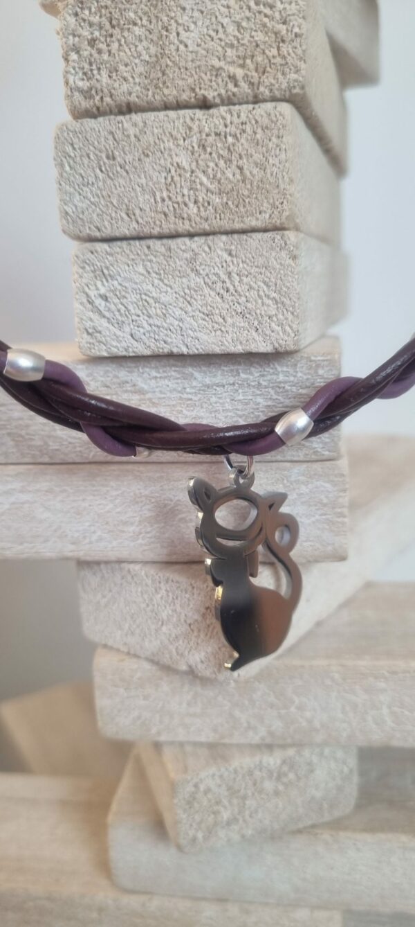 Collier ras du cou tressé violet et pendentif chat