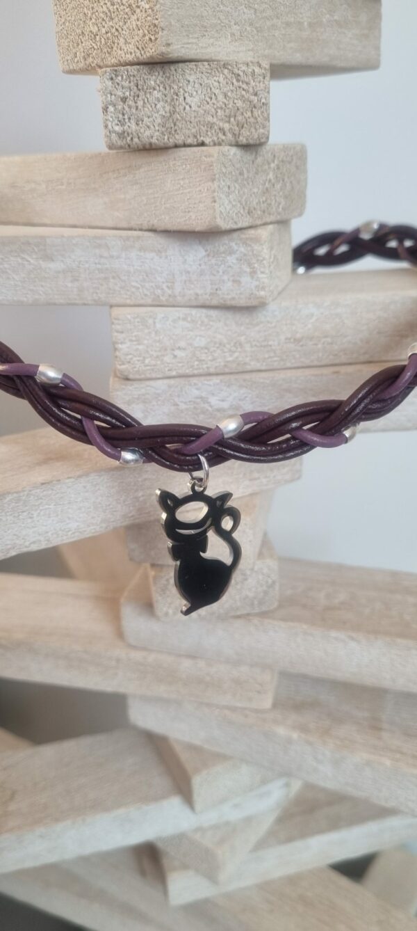 Collier ras du cou tressé violet et pendentif chat