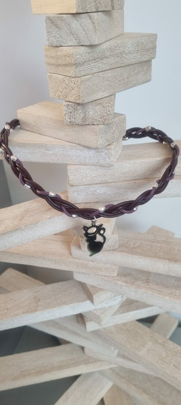 Collier ras du cou tressé violet et pendentif chat