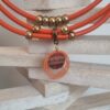 Collier femme cuir rond orange, perles bronze et pendentifs