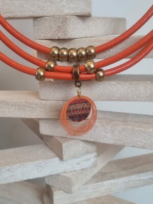 Collier femme cuir rond orange, perles bronze et pendentifs