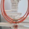 Collier femme cuir rond orange, perles bronze et pendentifs