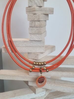 Collier femme cuir rond orange, perles bronze et pendentifs