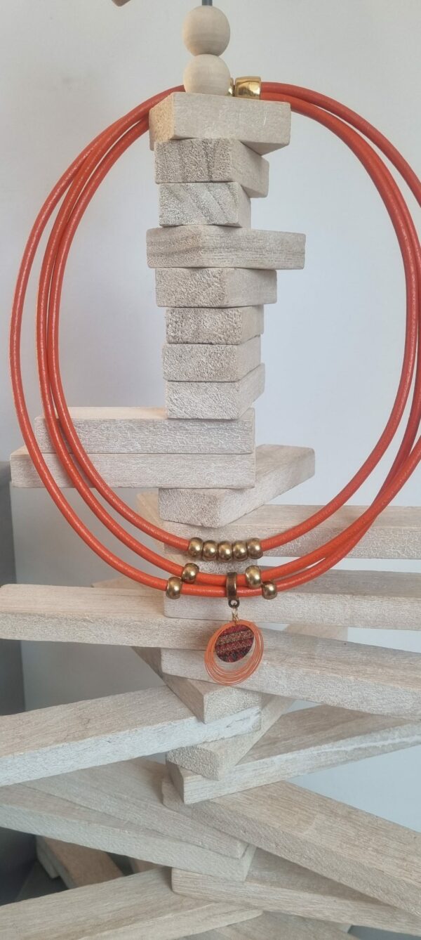 Collier femme cuir rond orange, perles bronze et pendentifs