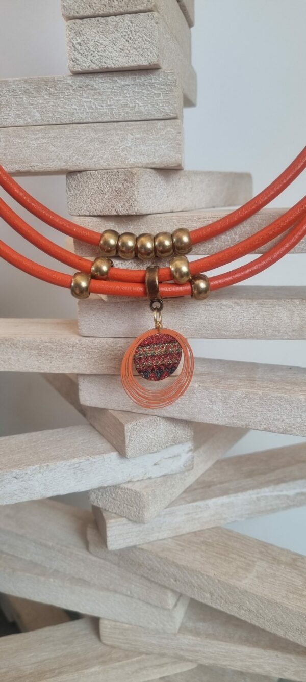 Collier femme cuir rond orange, perles bronze et pendentifs