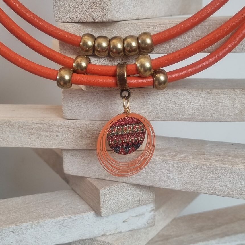 Collier femme cuir rond orange, perles bronze et pendentifs