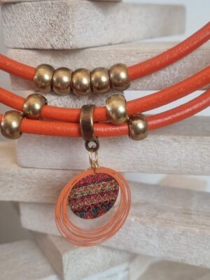 Collier femme cuir rond orange, perles bronze et pendentifs
