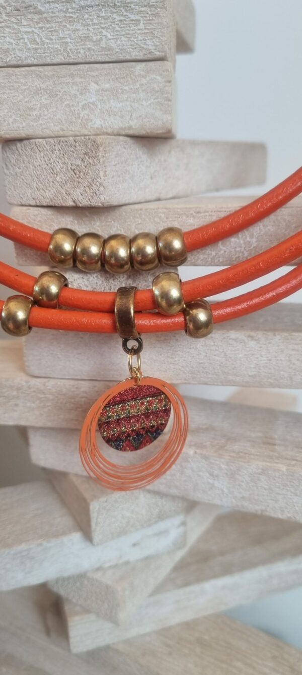 Collier femme cuir rond orange, perles bronze et pendentifs