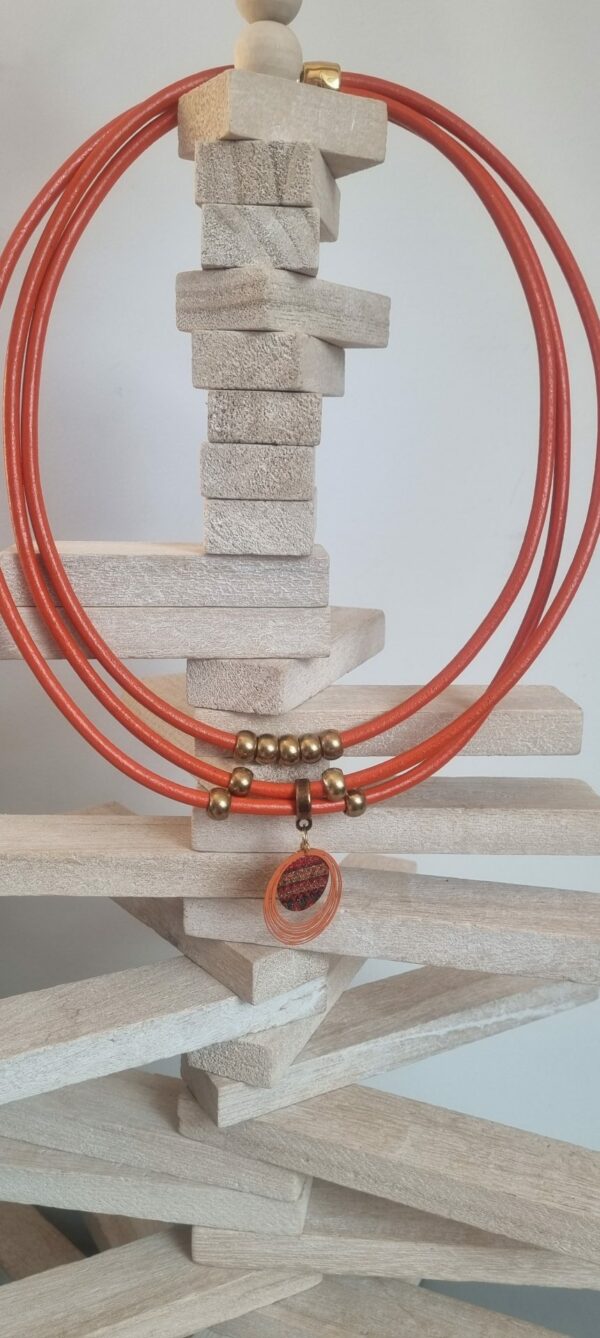 Collier femme cuir rond orange, perles bronze et pendentifs orange